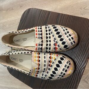 Multicolored Toms women’s size 10. Great used condition.